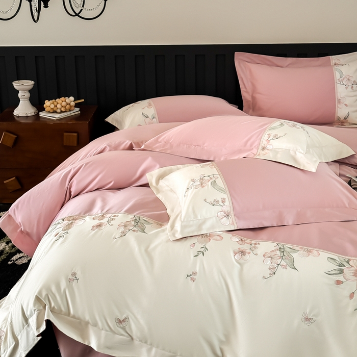 91家纺网 家纺一手货源 找家纺 宅家居 2025新款樱花恋系列-轻奢法式小香风双面100%纯棉刺绣拼接款全棉长绒棉四件套 樱花粉