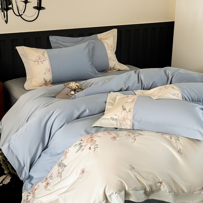 91家纺网 家纺一手货源 找家纺 宅家居 2025新款樱花恋系列-轻奢法式小香风双面100%纯棉刺绣拼接款全棉长绒棉四件套 繁星蓝