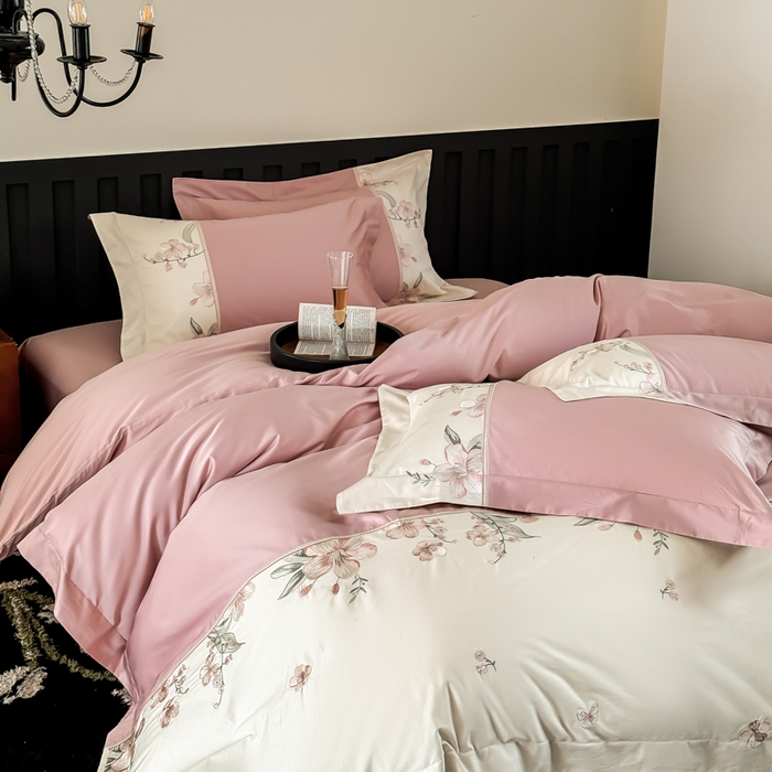 91家纺网 家纺一手货源 找家纺 宅家居 2025新款樱花恋系列-轻奢法式小香风双面100%纯棉刺绣拼接款全棉长绒棉四件套 樱花粉