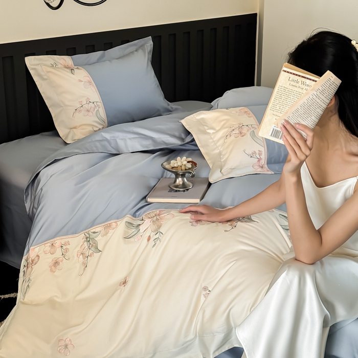 91家纺网 家纺一手货源 找家纺 宅家居 2025新款樱花恋系列-轻奢法式小香风双面100%纯棉刺绣拼接款全棉长绒棉四件套 繁星蓝