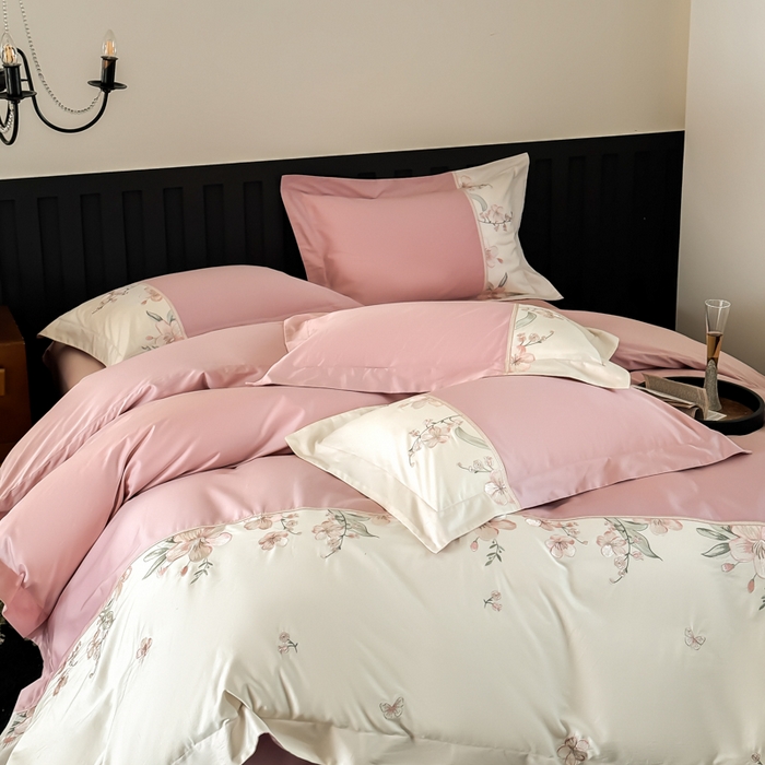 91家纺网 家纺一手货源 找家纺 宅家居 2025新款樱花恋系列-轻奢法式小香风双面100%纯棉刺绣拼接款全棉长绒棉四件套 樱花粉