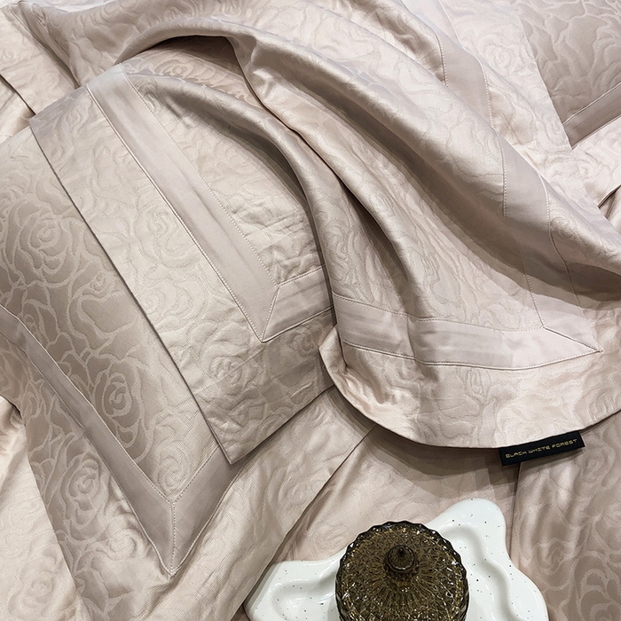 91家纺网 家纺一手货源 找家纺 黑白森林 2025新款高支全棉厚织磨毛提花四件套-花间集 花间集-微醺粉