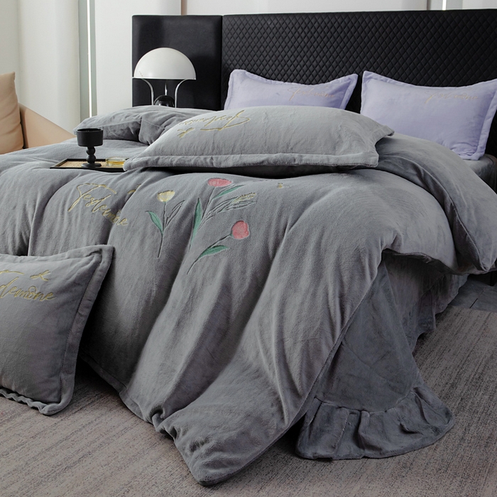 91家纺网 家纺一手货源 找家纺 恋尚羽家纺 2025秋冬热款刺绣牛奶绒四件套-郁金香 郁金香-灰色