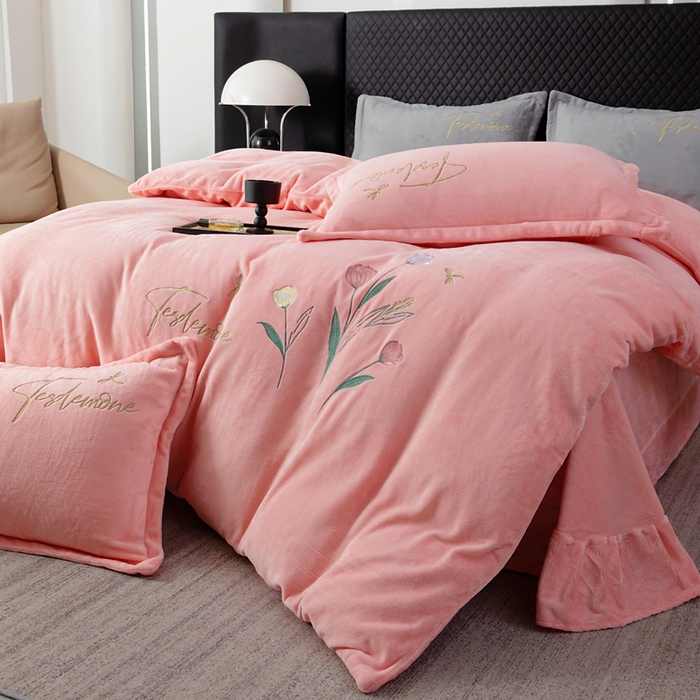 91家纺网 家纺一手货源 找家纺 恋尚羽家纺 2025秋冬热款刺绣牛奶绒四件套-郁金香 郁金香-粉玉