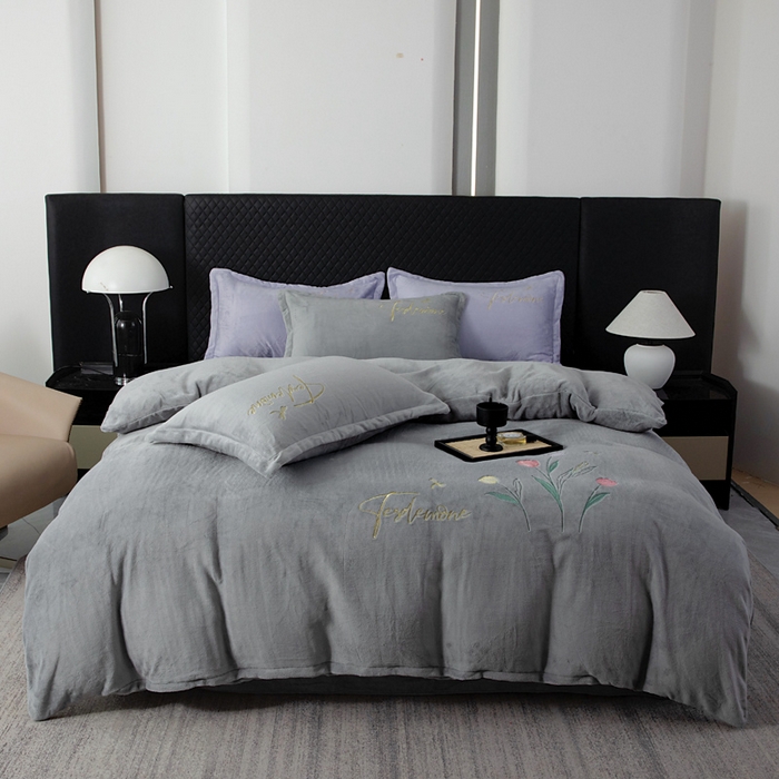 91家纺网 家纺一手货源 找家纺 恋尚羽家纺 2025秋冬热款刺绣牛奶绒四件套-郁金香 郁金香-灰色