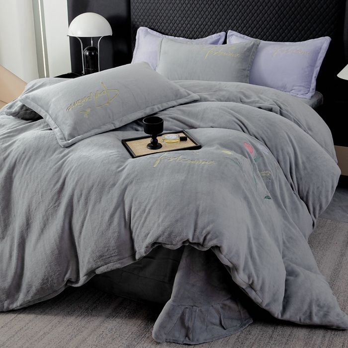 91家纺网 家纺一手货源 找家纺 恋尚羽家纺 2025秋冬热款刺绣牛奶绒四件套-郁金香 郁金香-灰色