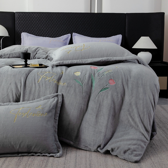 91家纺网 家纺一手货源 找家纺 恋尚羽家纺 2025秋冬热款刺绣牛奶绒四件套-郁金香 郁金香-灰色