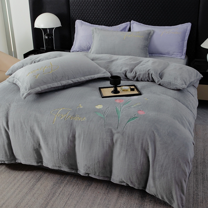 91家纺网 家纺一手货源 找家纺 恋尚羽家纺 2025秋冬热款刺绣牛奶绒四件套-郁金香 郁金香-灰色