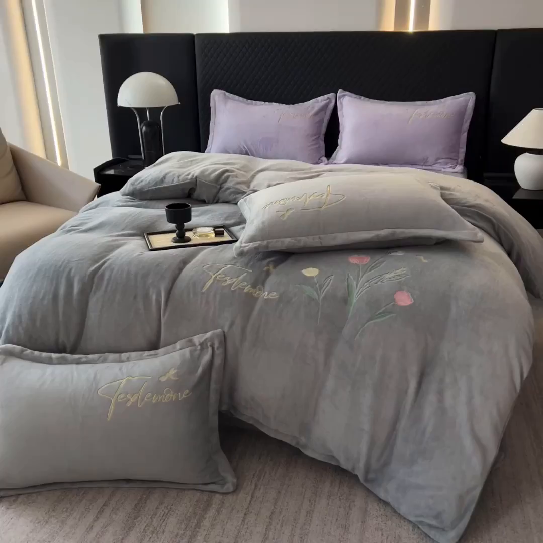 91家纺网 家纺一手货源 找家纺 恋尚羽家纺 2025秋冬热款刺绣牛奶绒四件套-郁金香 郁金香-灰色