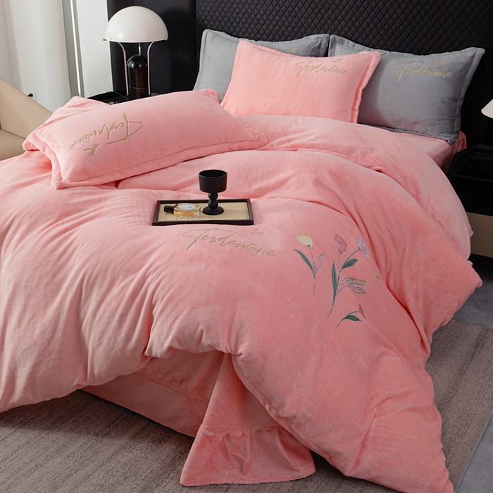 91家纺网 家纺一手货源 找家纺 恋尚羽家纺 2025秋冬热款刺绣牛奶绒四件套-郁金香 郁金香-粉玉