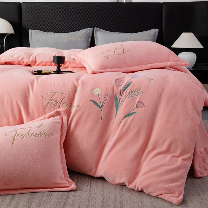 91家纺网 家纺一手货源 找家纺 恋尚羽家纺 2025秋冬热款刺绣牛奶绒四件套-郁金香 郁金香-粉玉