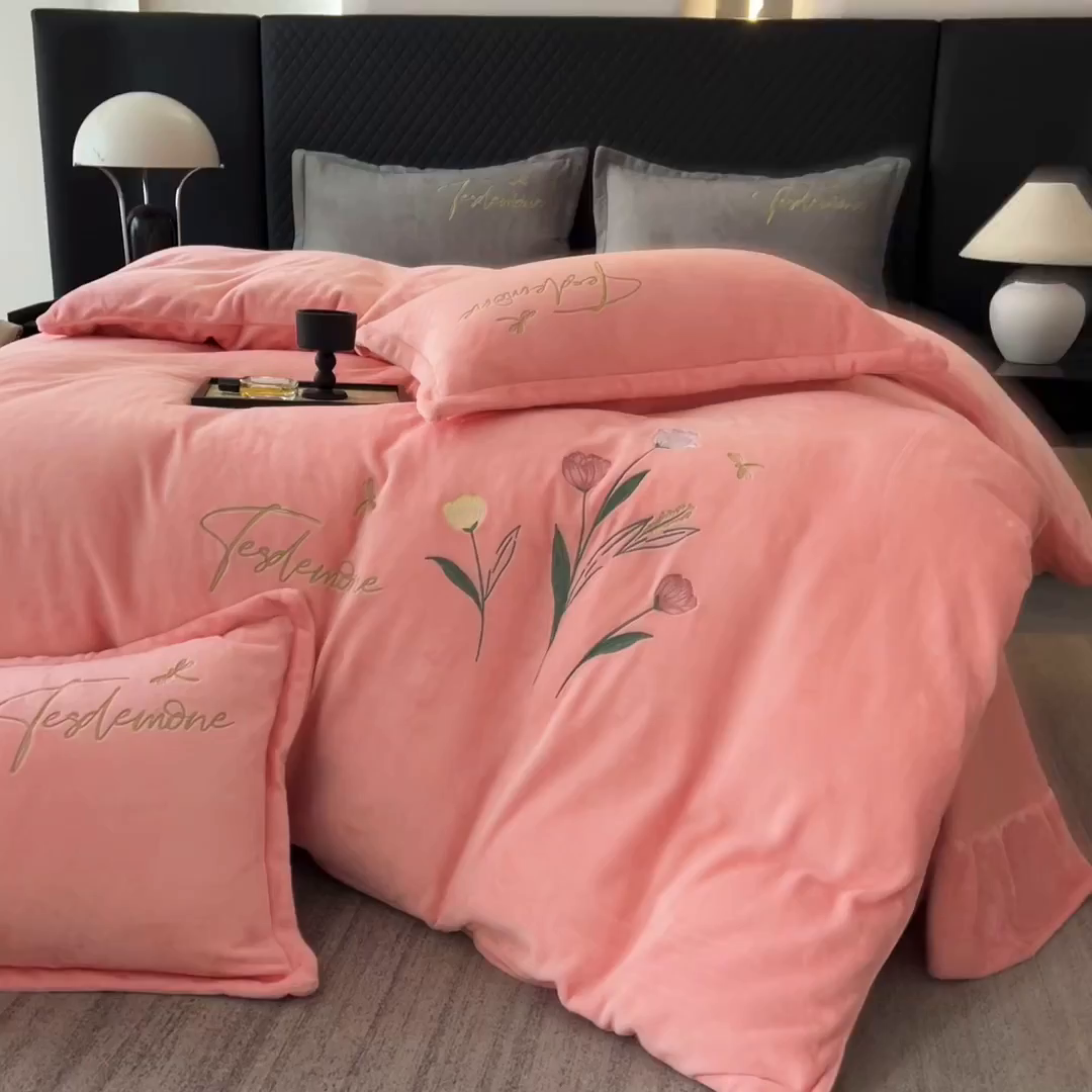 91家纺网 家纺一手货源 找家纺 恋尚羽家纺 2025秋冬热款刺绣牛奶绒四件套-郁金香 郁金香-粉玉