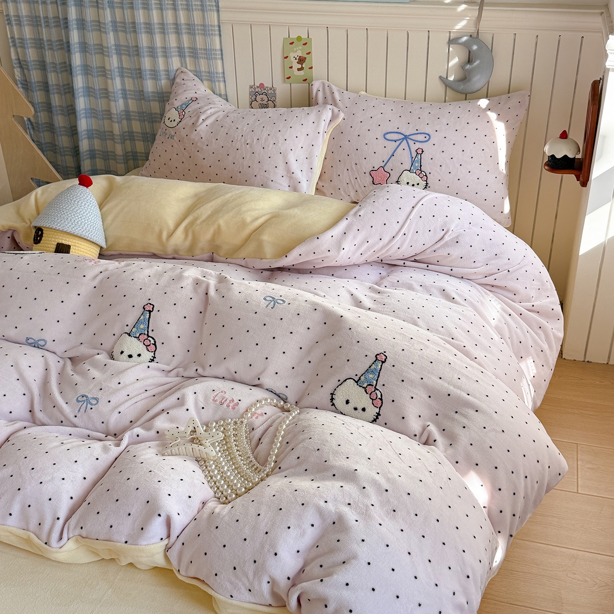 91家纺网 家纺一手货源 找家纺 潘朵拉家纺 2025新款A类牛奶绒毛巾绣系列四件套 甜梦喵