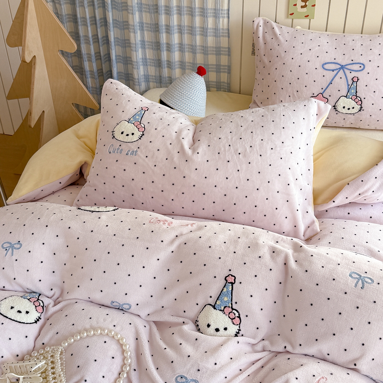 91家纺网 家纺一手货源 找家纺 潘朵拉家纺 2025新款A类牛奶绒毛巾绣系列四件套 甜梦喵