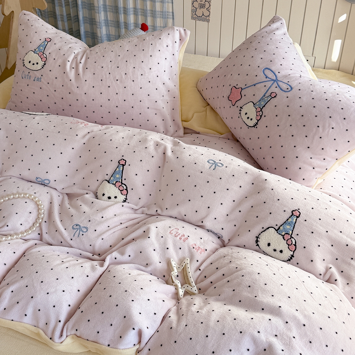 91家纺网 家纺一手货源 找家纺 潘朵拉家纺 2025新款A类牛奶绒毛巾绣系列四件套 甜梦喵