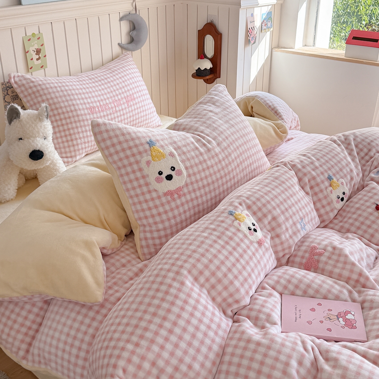 91家纺网 家纺一手货源 找家纺 潘朵拉家纺 2025新款A类牛奶绒毛巾绣系列四件套 粉格西高地