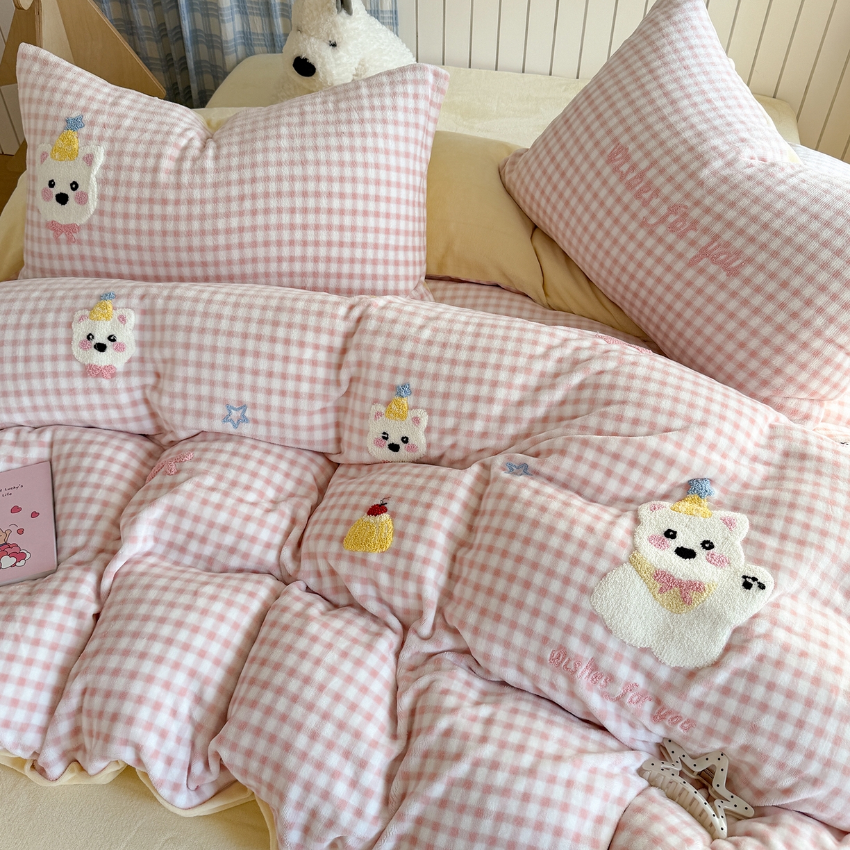 91家纺网 家纺一手货源 找家纺 潘朵拉家纺 2025新款A类牛奶绒毛巾绣系列四件套 粉格西高地