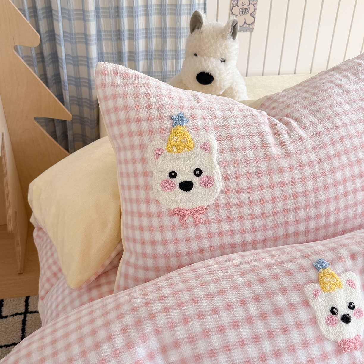 91家纺网 家纺一手货源 找家纺 潘朵拉家纺 2025新款A类牛奶绒毛巾绣系列四件套 粉格西高地