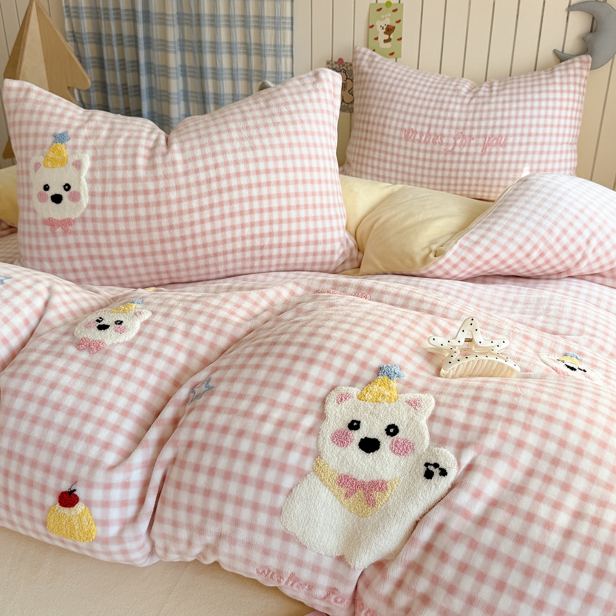 91家纺网 家纺一手货源 找家纺 潘朵拉家纺 2025新款A类牛奶绒毛巾绣系列四件套 粉格西高地