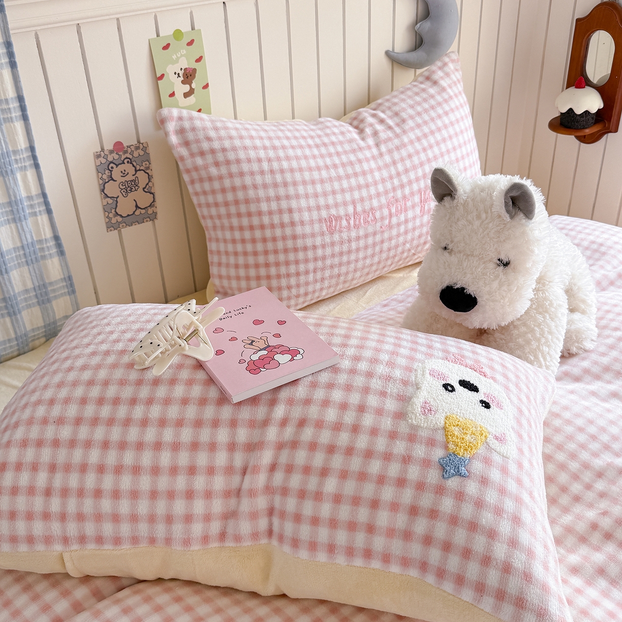 91家纺网 家纺一手货源 找家纺 潘朵拉家纺 2025新款A类牛奶绒毛巾绣系列四件套 粉格西高地