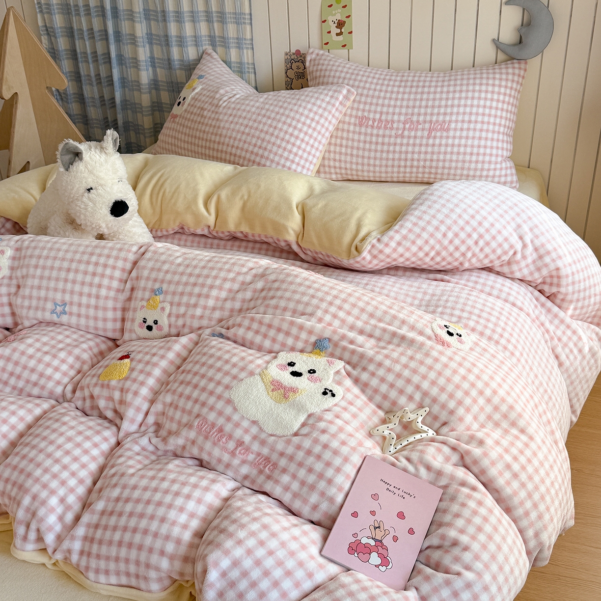 91家纺网 家纺一手货源 找家纺 潘朵拉家纺 2025新款A类牛奶绒毛巾绣系列四件套 粉格西高地