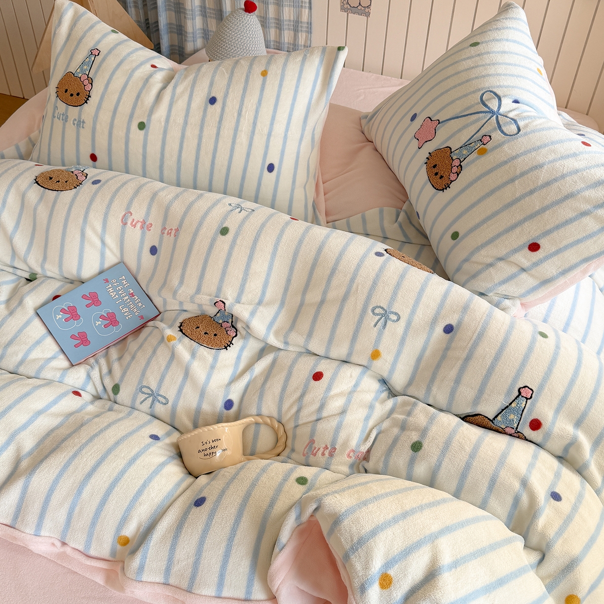 91家纺网 家纺一手货源 找家纺 潘朵拉家纺 2025新款A类牛奶绒毛巾绣系列四件套 黑皮琪