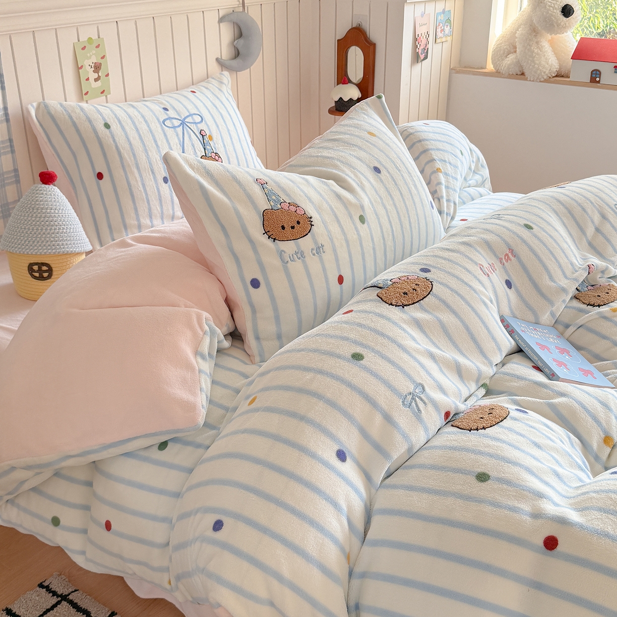 91家纺网 家纺一手货源 找家纺 潘朵拉家纺 2025新款A类牛奶绒毛巾绣系列四件套 黑皮琪