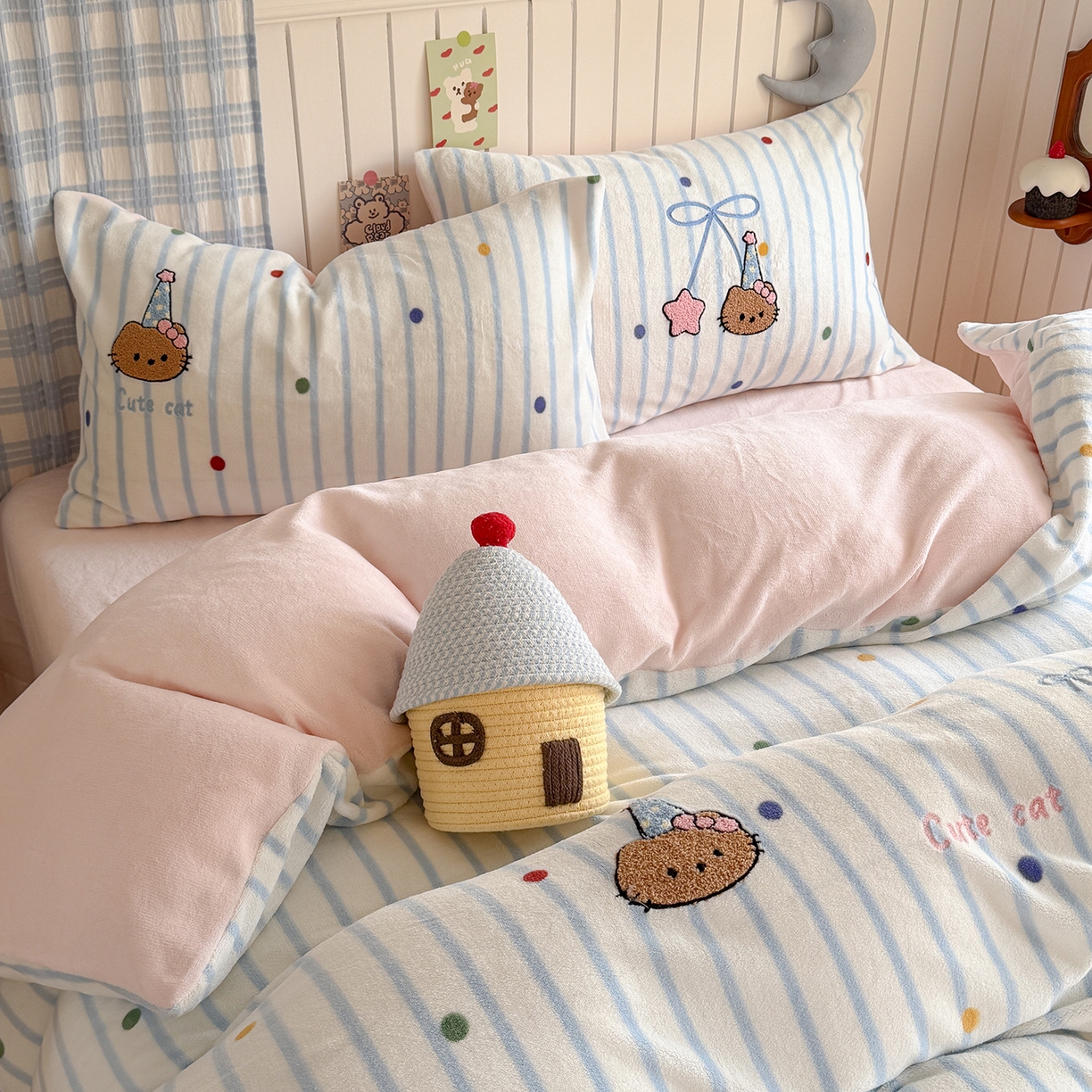 91家纺网 家纺一手货源 找家纺 潘朵拉家纺 2025新款A类牛奶绒毛巾绣系列四件套 黑皮琪