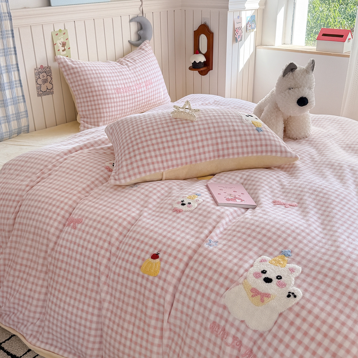 91家纺网 家纺一手货源 找家纺 潘朵拉家纺 2025新款A类牛奶绒毛巾绣系列四件套 粉格西高地