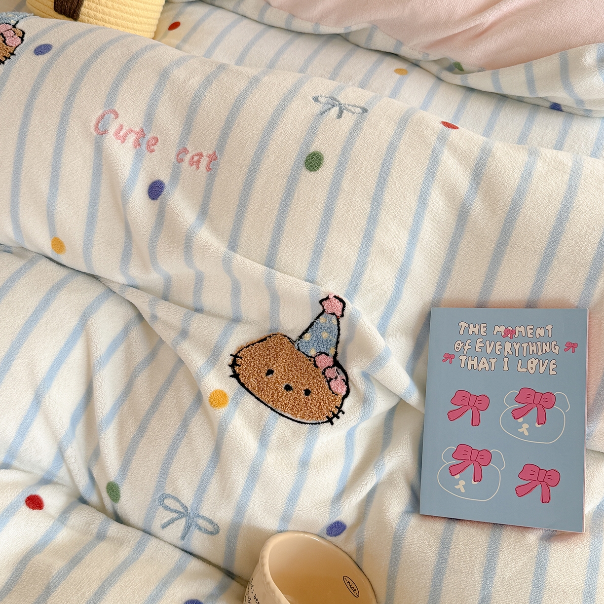 91家纺网 家纺一手货源 找家纺 潘朵拉家纺 2025新款A类牛奶绒毛巾绣系列四件套 黑皮琪