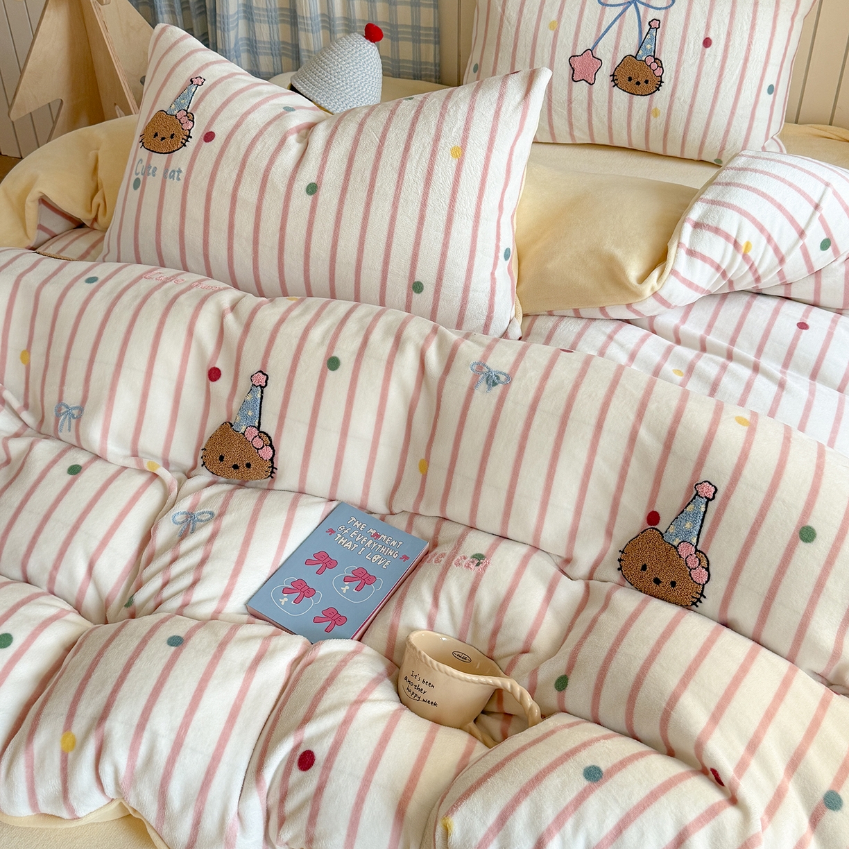 91家纺网 家纺一手货源 找家纺 潘朵拉家纺 2025新款A类牛奶绒毛巾绣系列四件套 辣妹kt