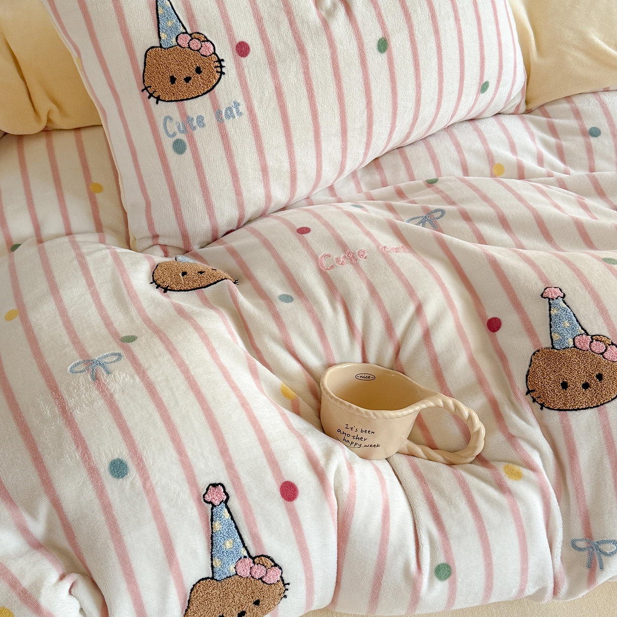 91家纺网 家纺一手货源 找家纺 潘朵拉家纺 2025新款A类牛奶绒毛巾绣系列四件套 辣妹kt