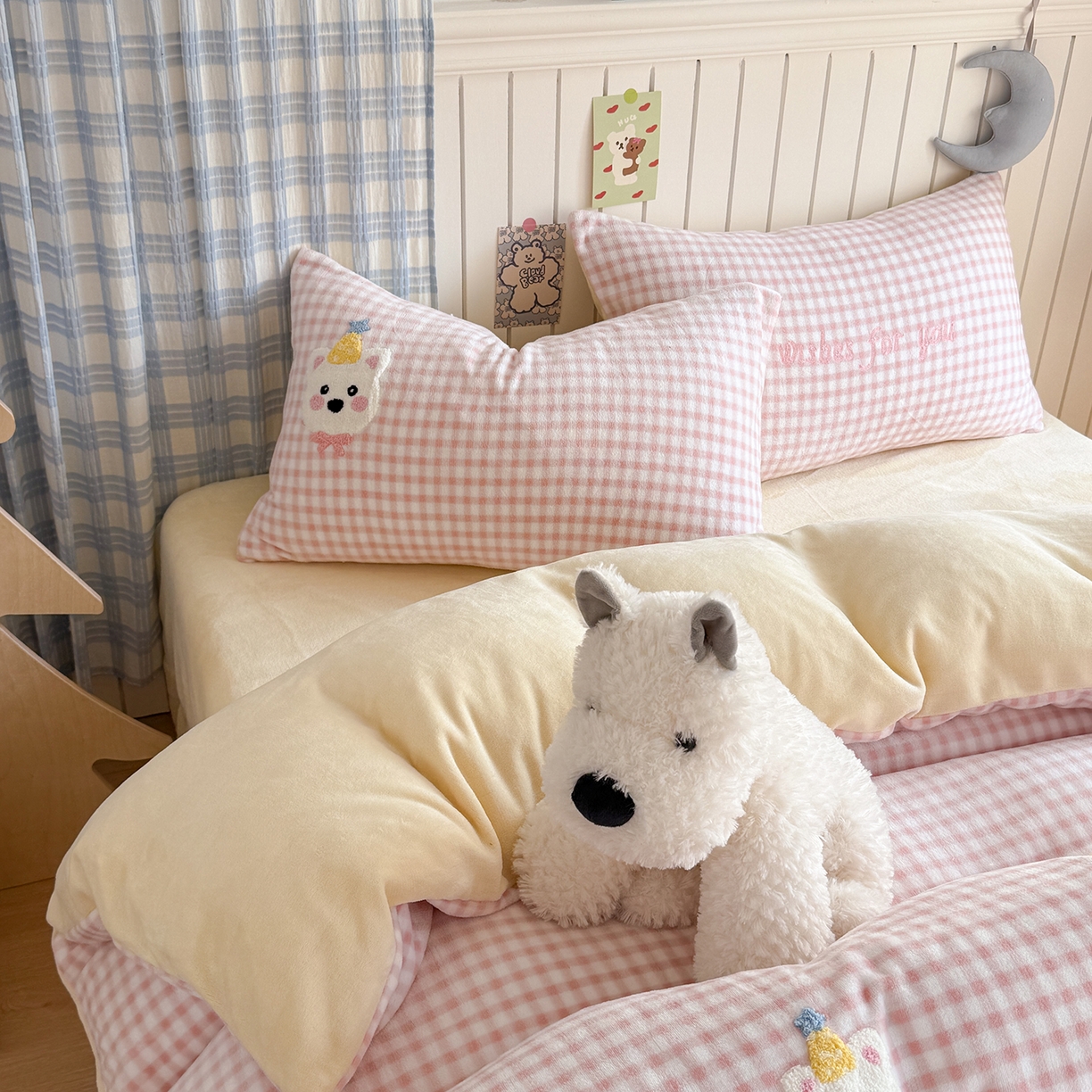 91家纺网 家纺一手货源 找家纺 潘朵拉家纺 2025新款A类牛奶绒毛巾绣系列四件套 粉格西高地