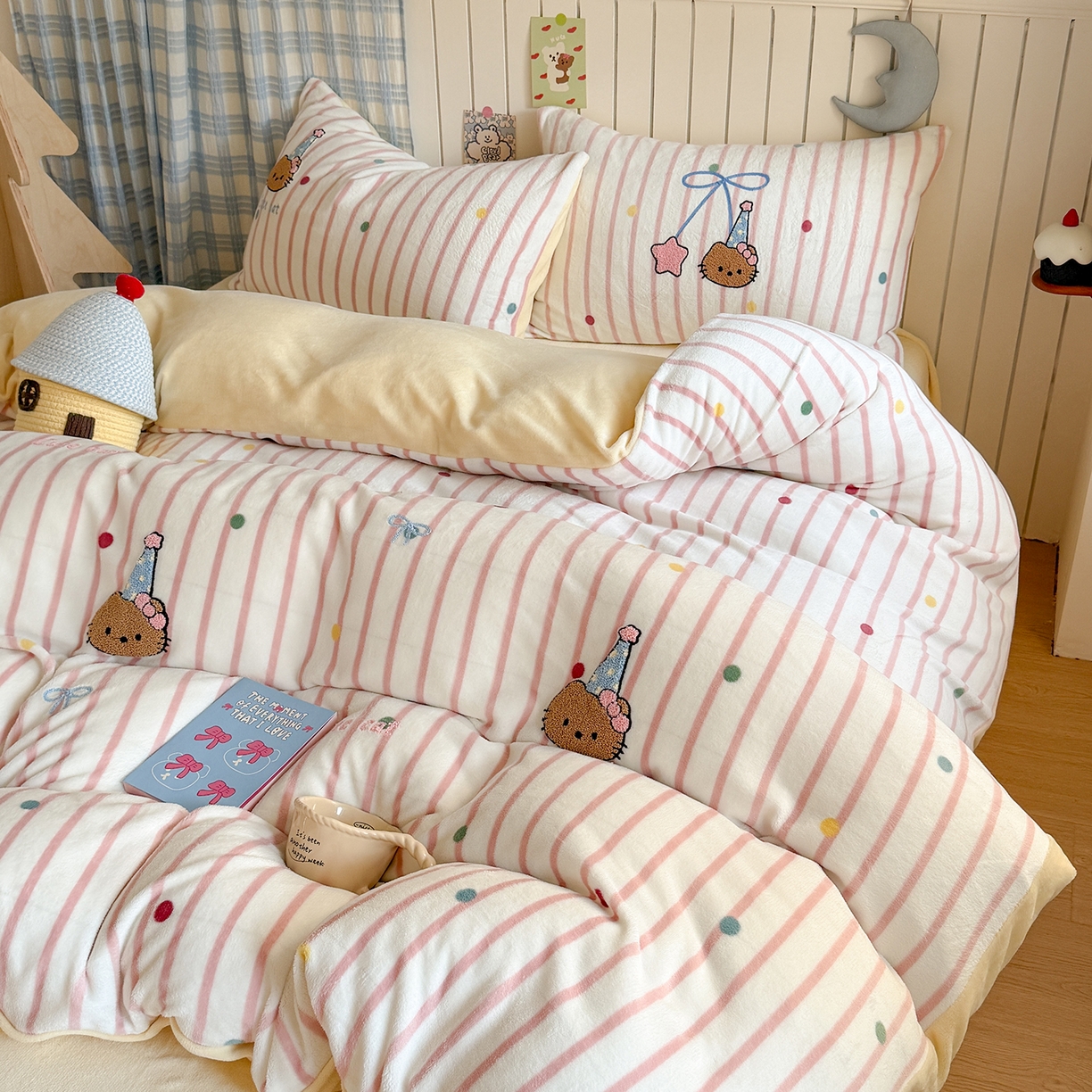 91家纺网 家纺一手货源 找家纺 潘朵拉家纺 2025新款A类牛奶绒毛巾绣系列四件套 辣妹kt