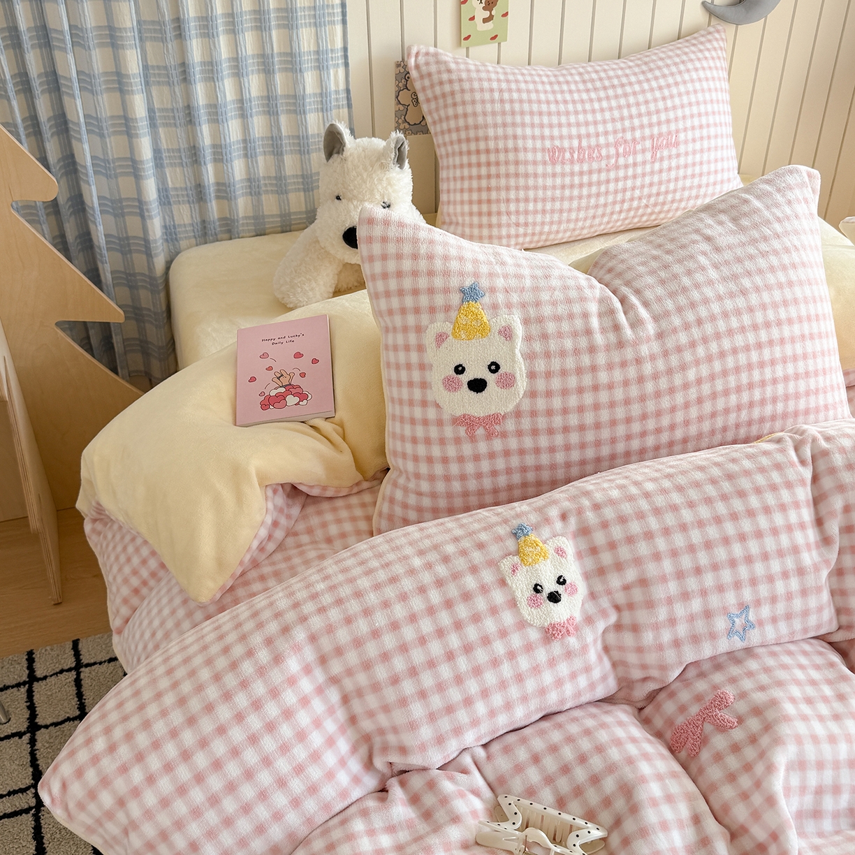 91家纺网 家纺一手货源 找家纺 潘朵拉家纺 2025新款A类牛奶绒毛巾绣系列四件套 粉格西高地