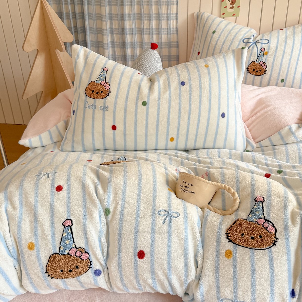 91家纺网 家纺一手货源 找家纺 潘朵拉家纺 2025新款A类牛奶绒毛巾绣系列四件套 黑皮琪