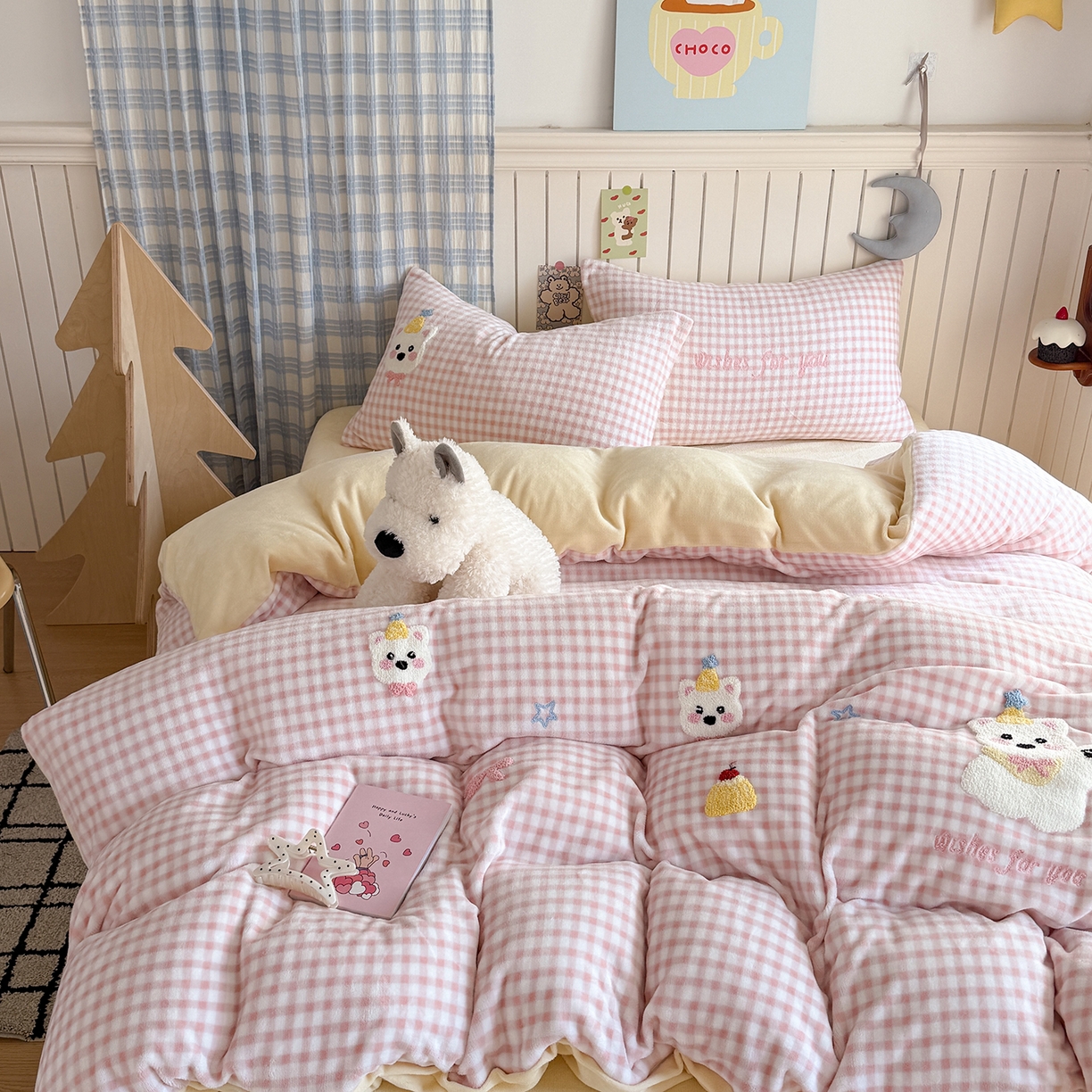 91家纺网 家纺一手货源 找家纺 潘朵拉家纺 2025新款A类牛奶绒毛巾绣系列四件套 粉格西高地