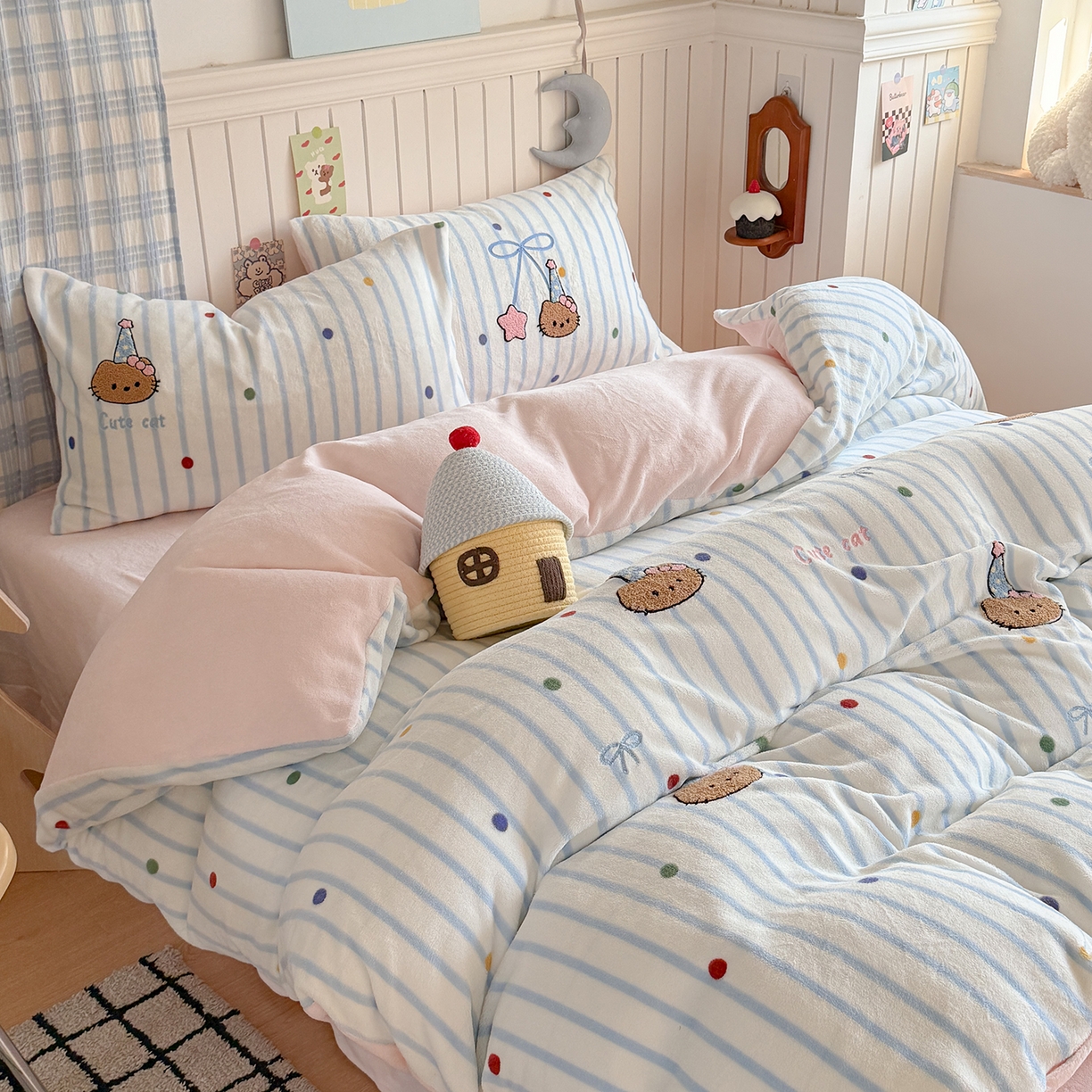 91家纺网 家纺一手货源 找家纺 潘朵拉家纺 2025新款A类牛奶绒毛巾绣系列四件套 黑皮琪