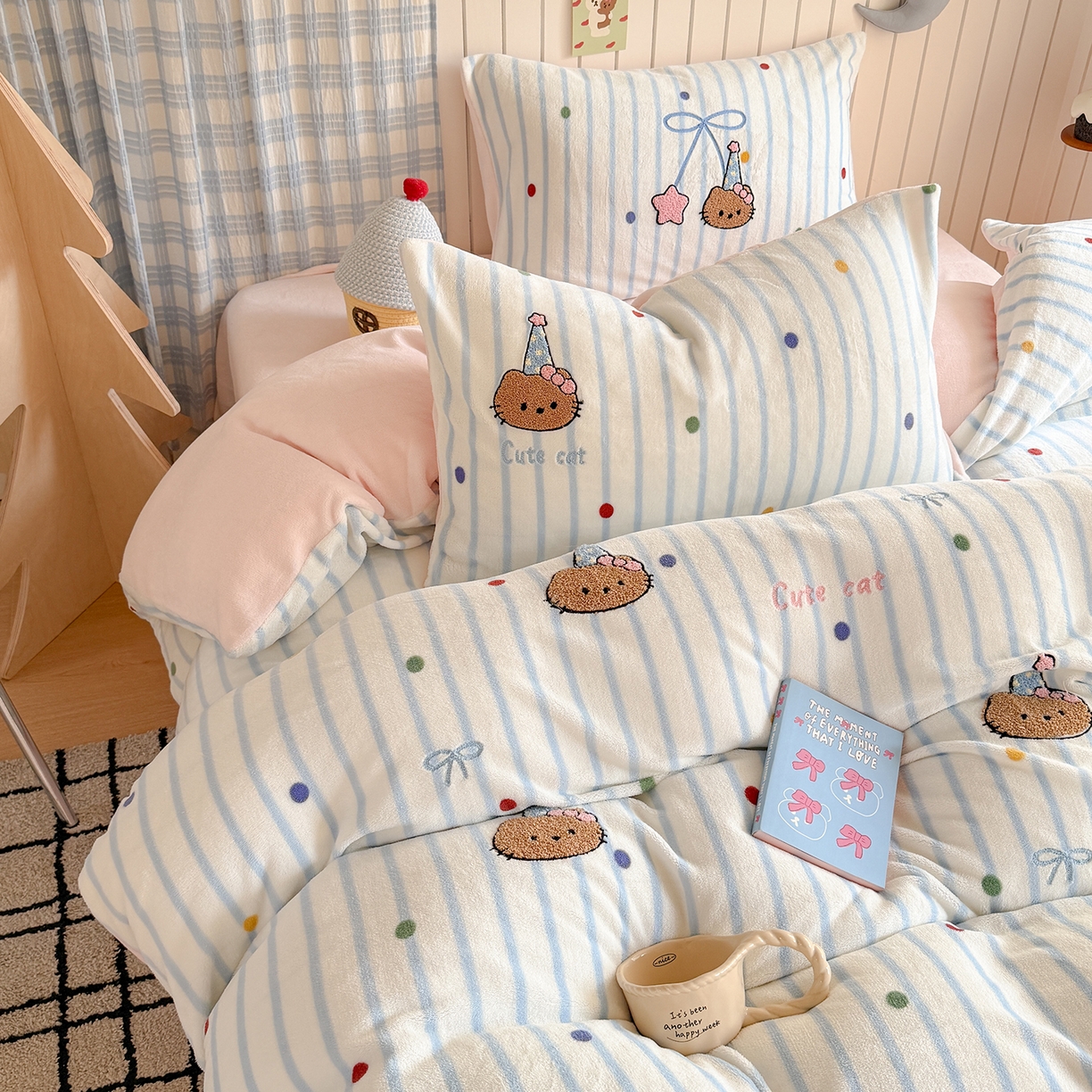 91家纺网 家纺一手货源 找家纺 潘朵拉家纺 2025新款A类牛奶绒毛巾绣系列四件套 黑皮琪