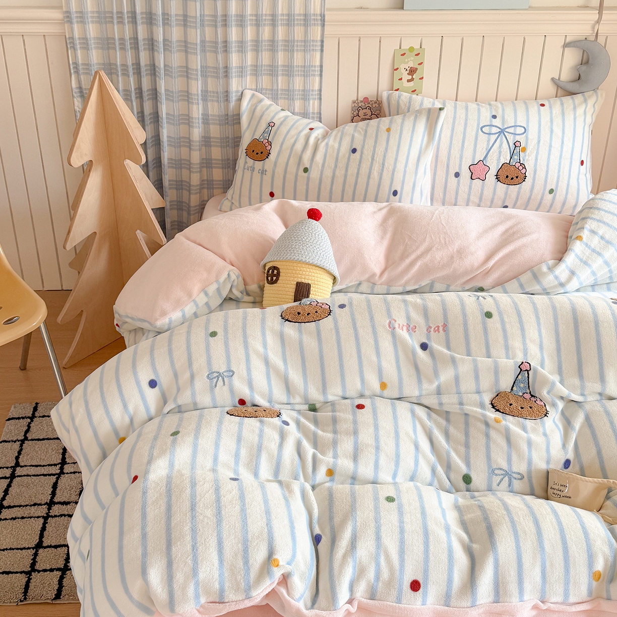 91家纺网 家纺一手货源 找家纺 潘朵拉家纺 2025新款A类牛奶绒毛巾绣系列四件套 黑皮琪