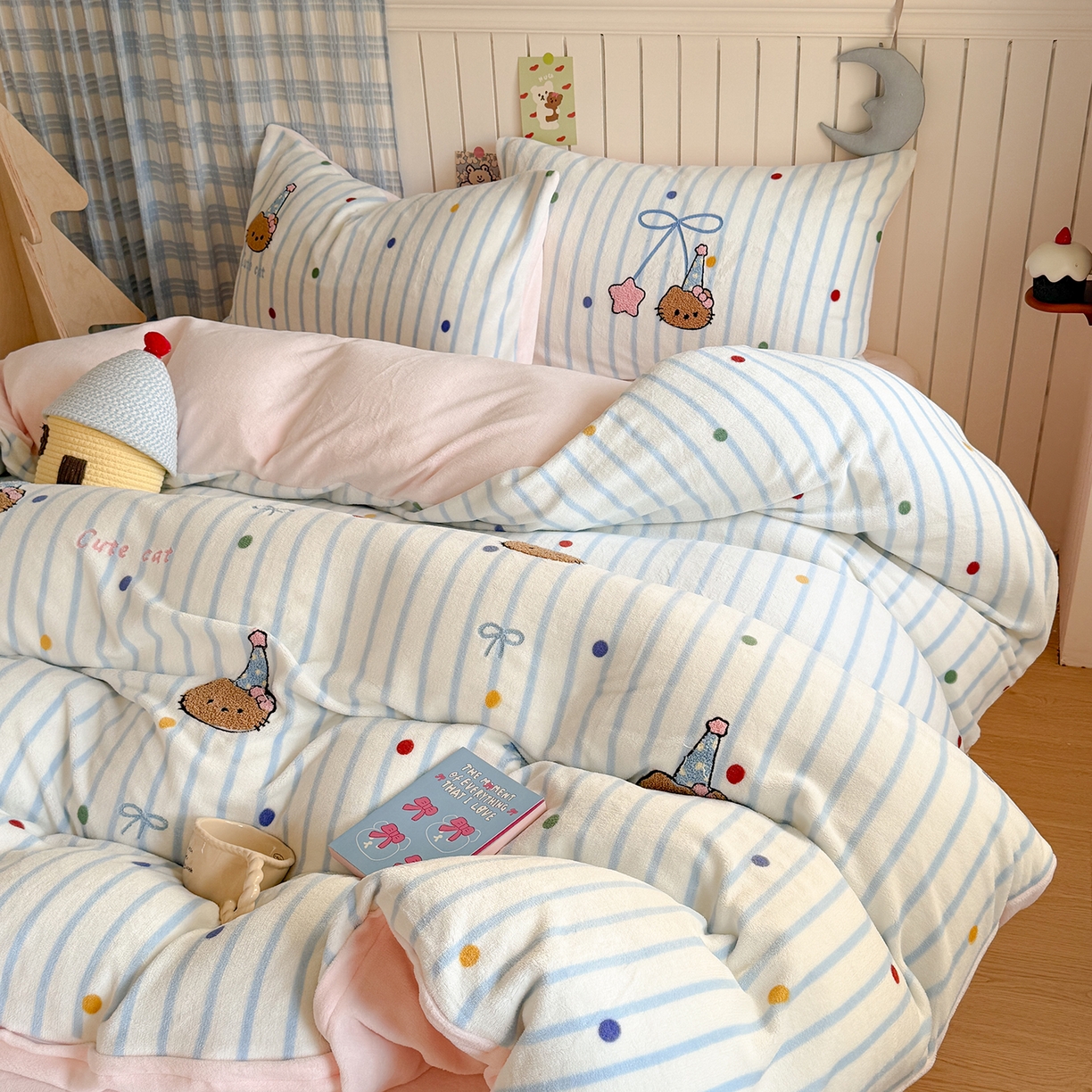 91家纺网 家纺一手货源 找家纺 潘朵拉家纺 2025新款A类牛奶绒毛巾绣系列四件套 黑皮琪