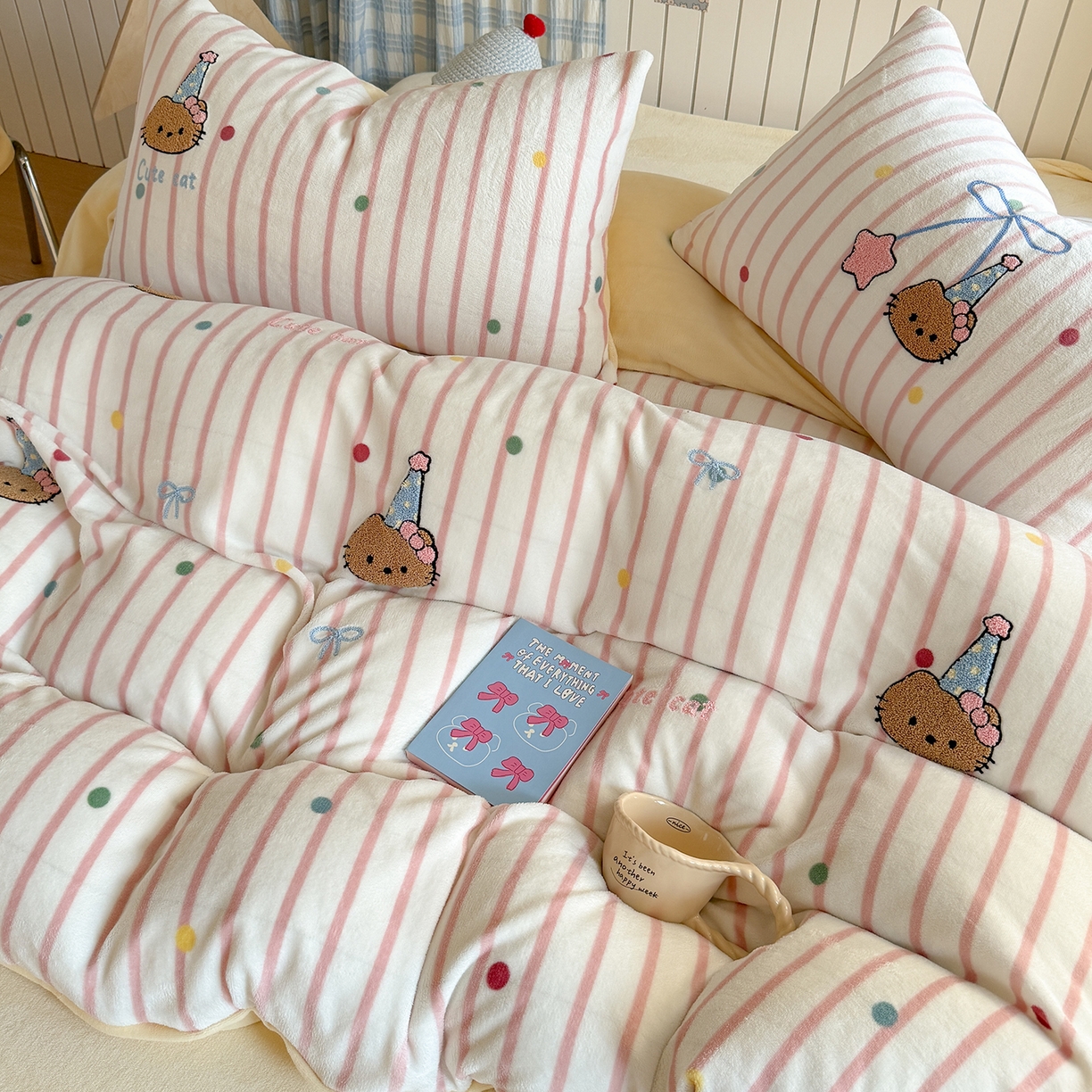 91家纺网 家纺一手货源 找家纺 潘朵拉家纺 2025新款A类牛奶绒毛巾绣系列四件套 辣妹kt