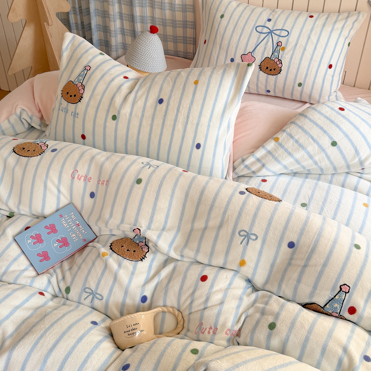 91家纺网 家纺一手货源 找家纺 潘朵拉家纺 2025新款A类牛奶绒毛巾绣系列四件套 黑皮琪