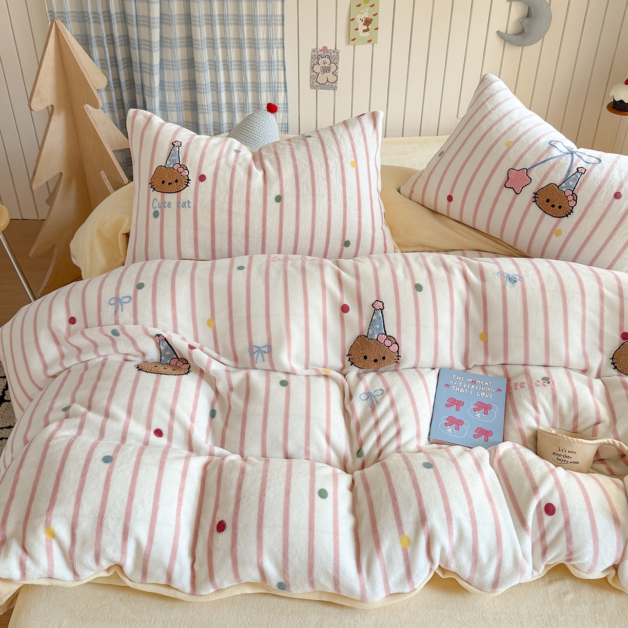 91家纺网 家纺一手货源 找家纺 潘朵拉家纺 2025新款A类牛奶绒毛巾绣系列四件套 辣妹kt