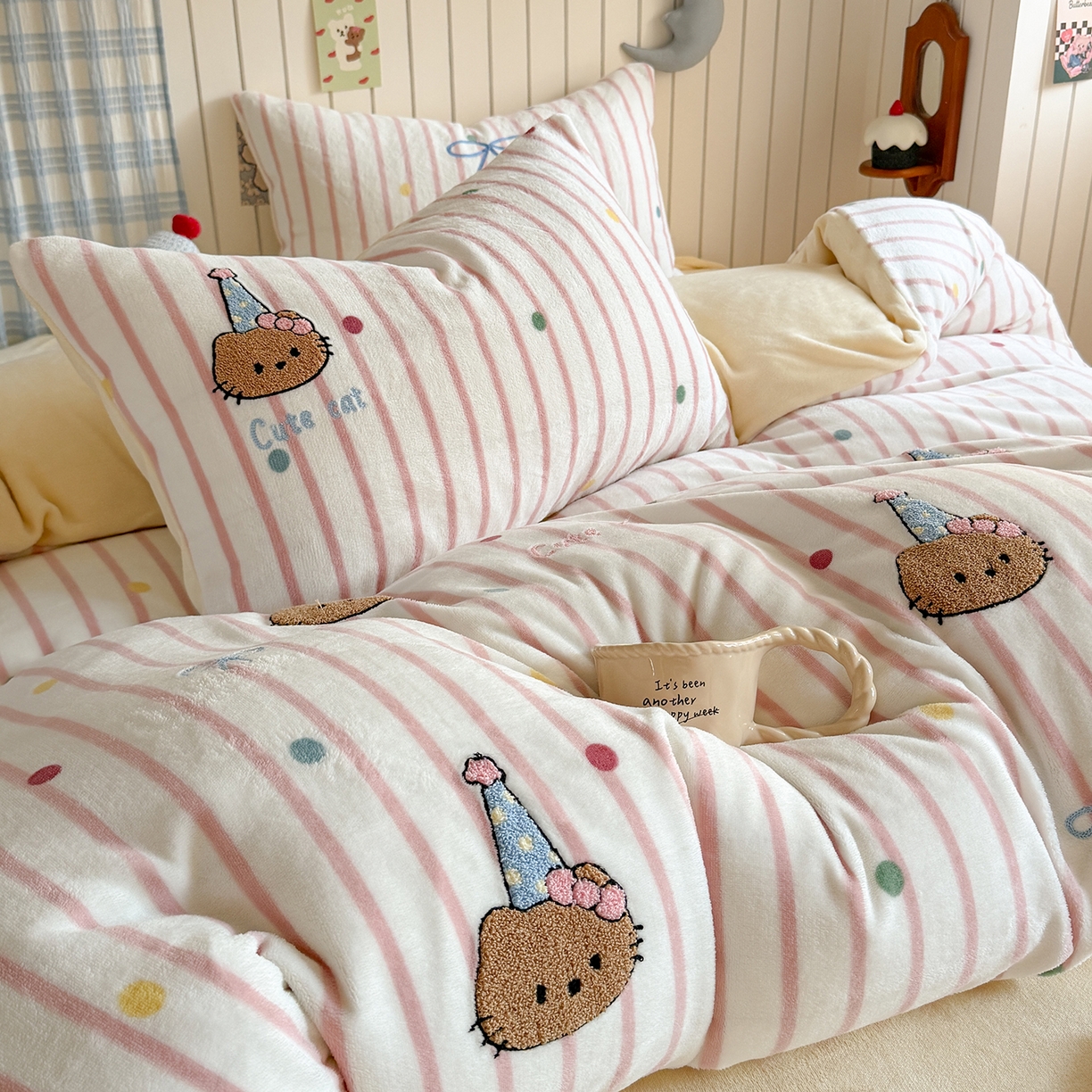 91家纺网 家纺一手货源 找家纺 潘朵拉家纺 2025新款A类牛奶绒毛巾绣系列四件套 辣妹kt