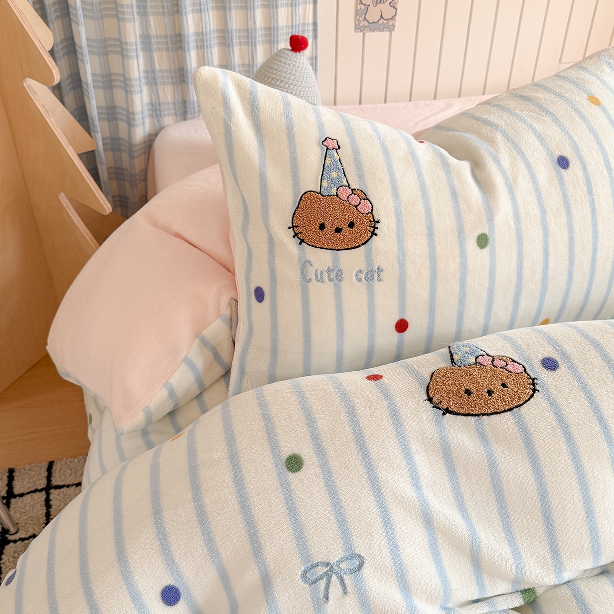 91家纺网 家纺一手货源 找家纺 潘朵拉家纺 2025新款A类牛奶绒毛巾绣系列四件套 黑皮琪