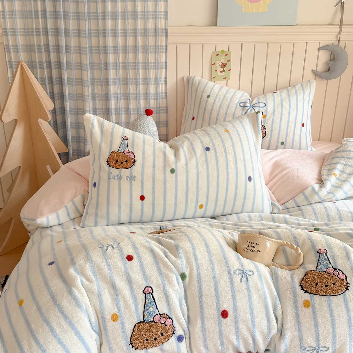 91家纺网 家纺一手货源 找家纺 潘朵拉家纺 2025新款A类牛奶绒毛巾绣系列四件套 黑皮琪