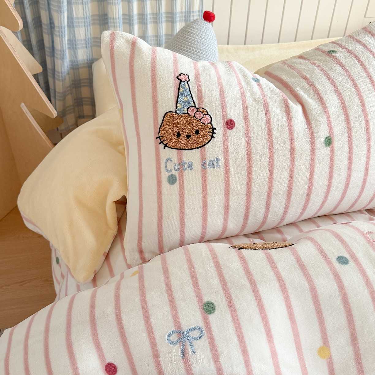 91家纺网 家纺一手货源 找家纺 潘朵拉家纺 2025新款A类牛奶绒毛巾绣系列四件套 辣妹kt