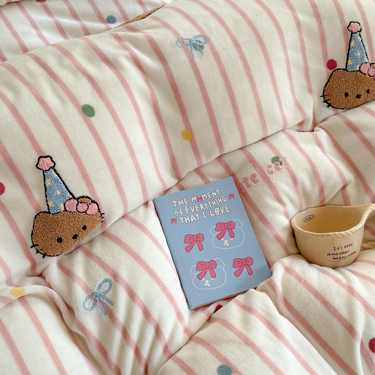 91家纺网 家纺一手货源 找家纺 潘朵拉家纺 2025新款A类牛奶绒毛巾绣系列四件套 辣妹kt