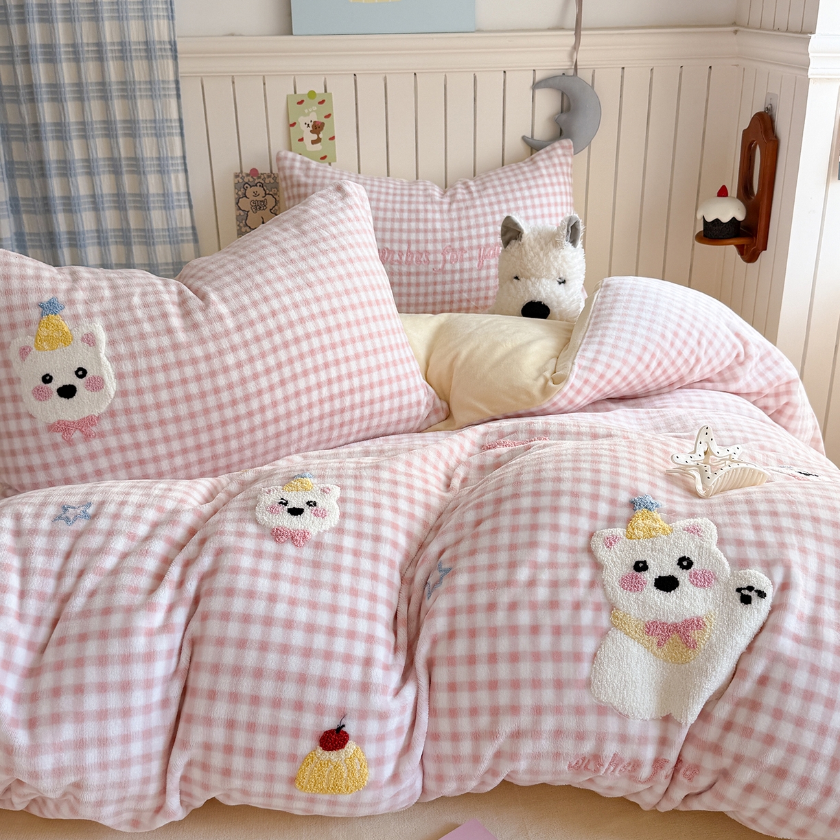 91家纺网 家纺一手货源 找家纺 潘朵拉家纺 2025新款A类牛奶绒毛巾绣系列四件套 粉格西高地